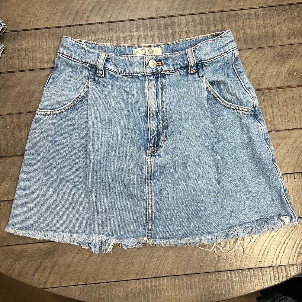 WE THE FREE PEOPLE  LIKE NEW! Women’s COSMICO FLIRT SKIRT Pleated Denim Raw Hem